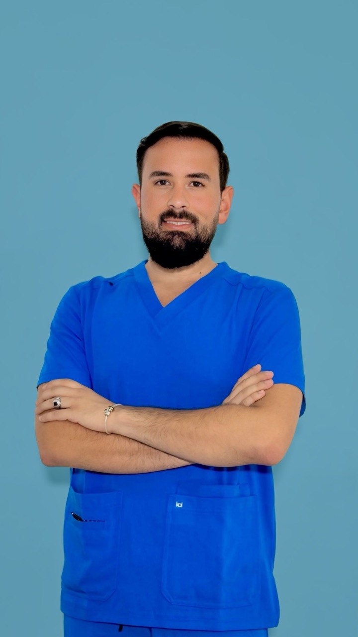 Dr. Luis Moyetones, odontopediatra de la clínica