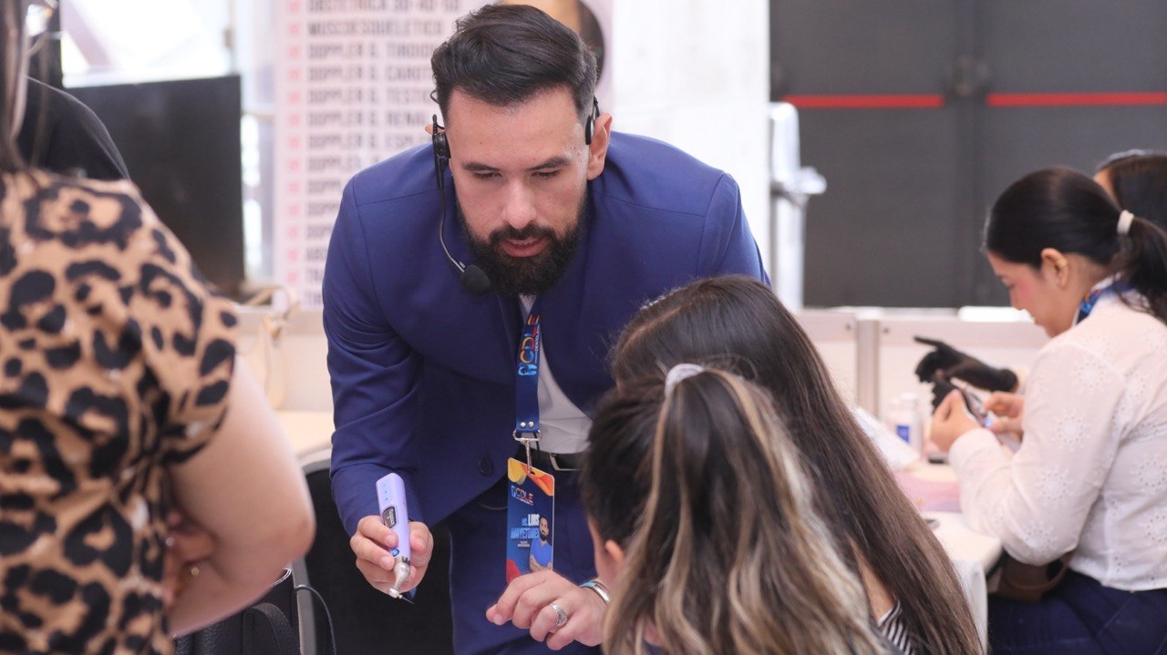 Dr. Luis Moyetones como conferencista internacional en odontopediatría