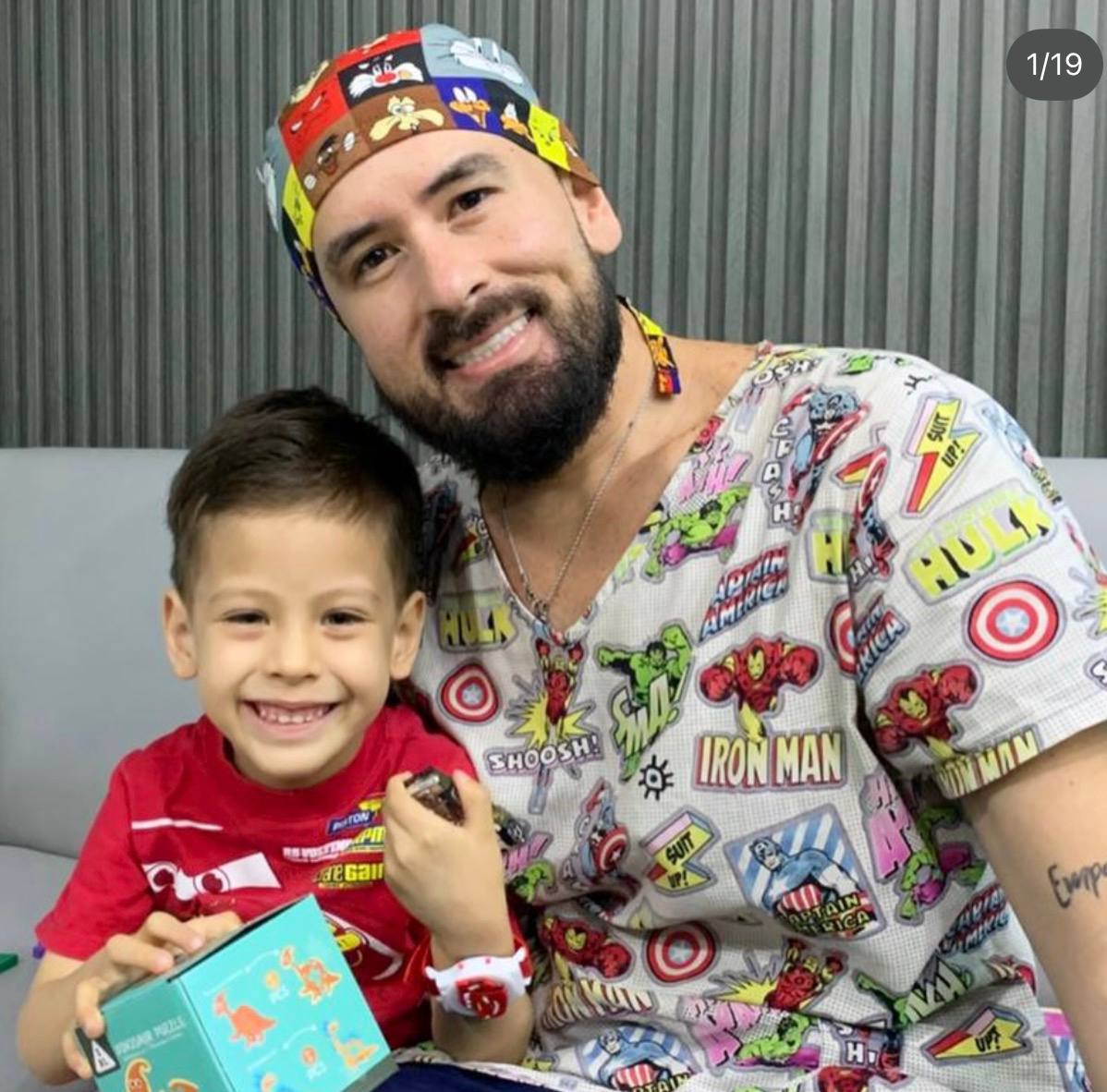 Niño sonriente junto al Dr. Luis Moyetones después de su consulta