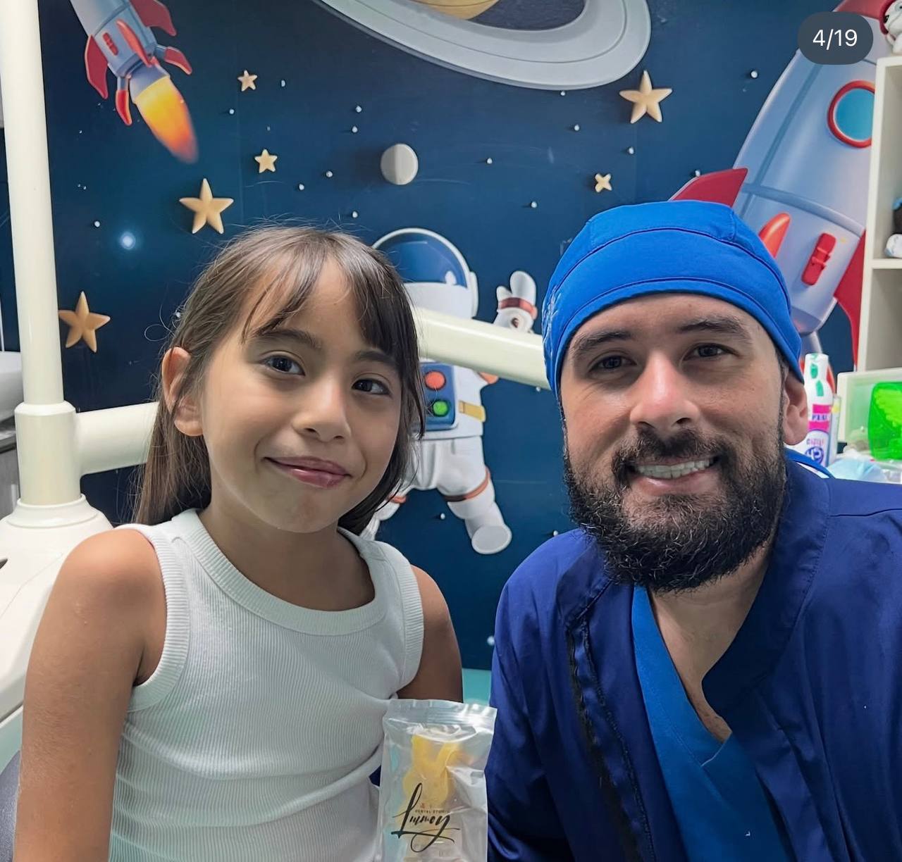 Paciente junto al Dr. Luis Moyetones en el consultorio infantil